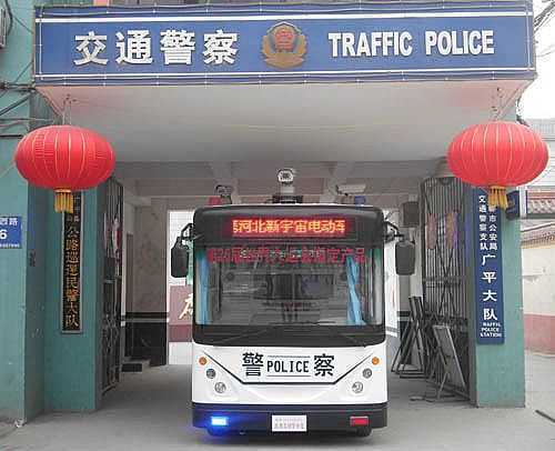 廣平交警大隊(duì)執(zhí)勤人員駕駛躍迪流動(dòng)警務(wù)室上崗執(zhí)勤，準(zhǔn)備出發(fā)！