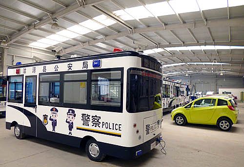 流動(dòng)警務(wù)室從河北新宇宙電動(dòng)車生產(chǎn)車間內(nèi)緩緩駛出準(zhǔn)備發(fā)往沽源縣公安局