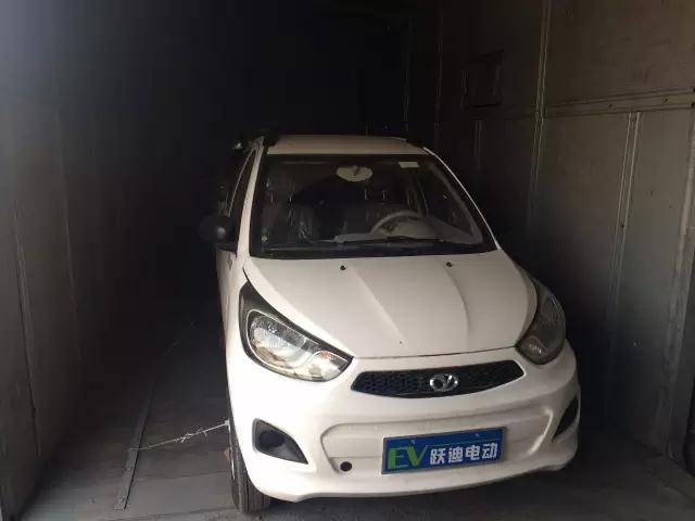 躍迪電動(dòng)汽車裝車完畢準(zhǔn)備發(fā)車