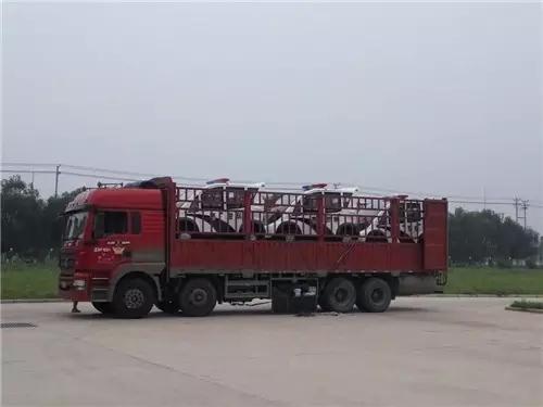 躍迪電動(dòng)汽車裝車完畢準(zhǔn)備發(fā)車