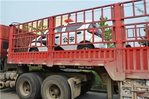 躍迪電動(dòng)巡邏車正在裝車