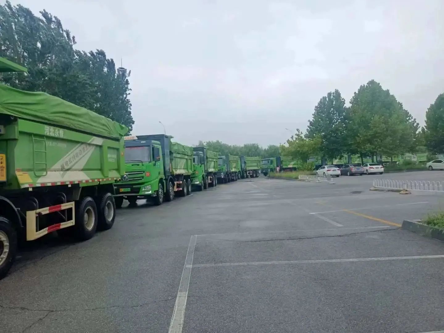 躍迪新能源渣土車變身客車助力保定解困旅客