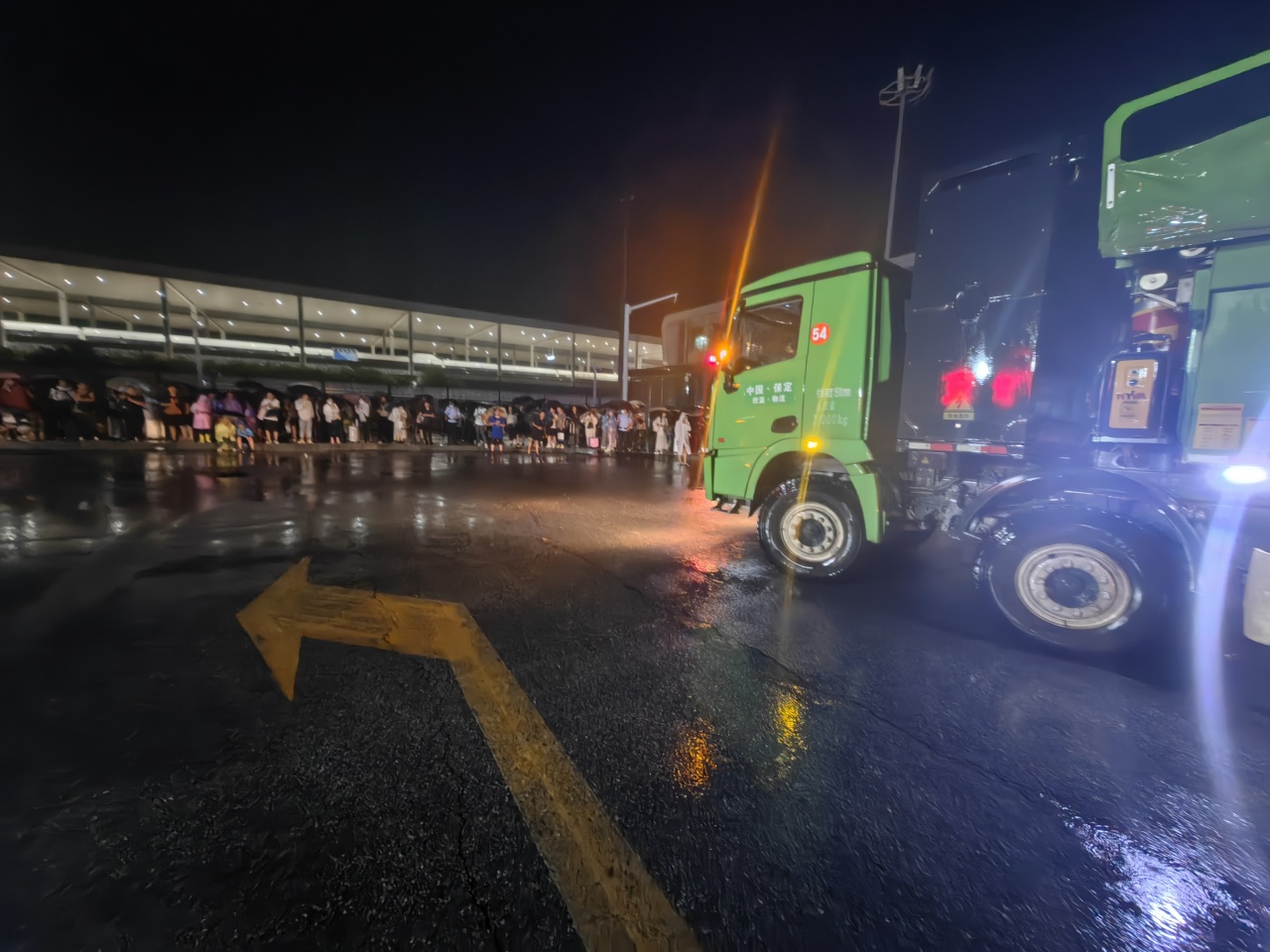 昨晚保定市強降暴雨丨躍迪汽車保定分公司，連夜出動70臺新能源渣土車參與保定市救援工作