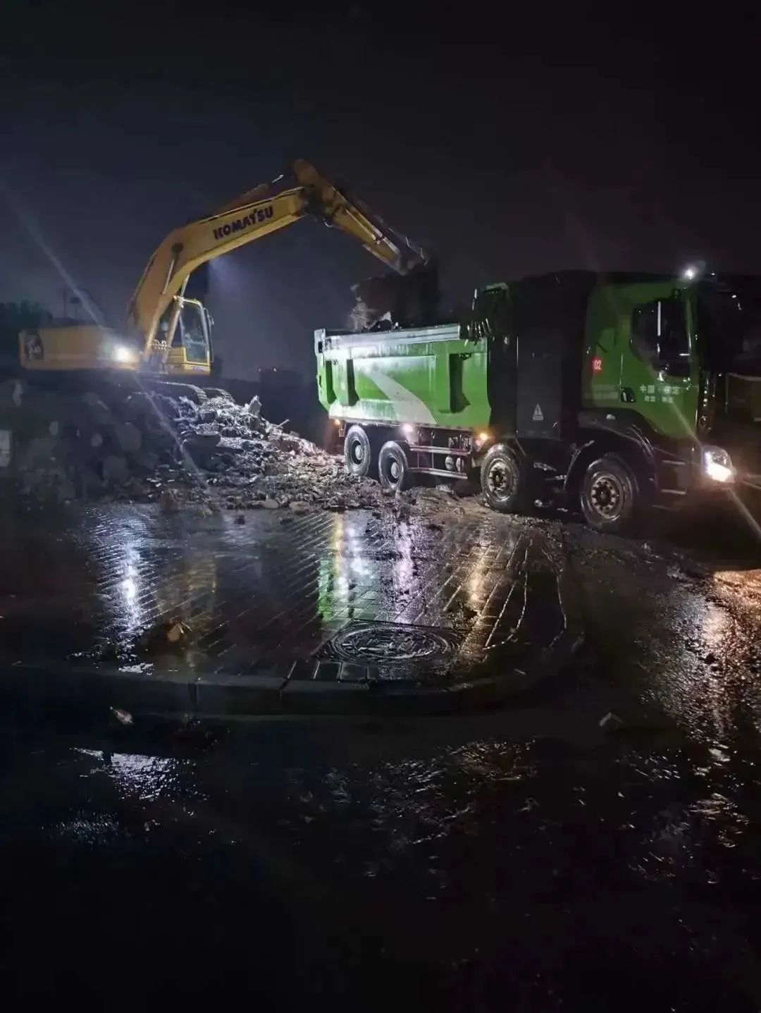 昨晚保定市強降暴雨丨躍迪汽車保定分公司，連夜出動70臺新能源渣土車參與保定市救援工作