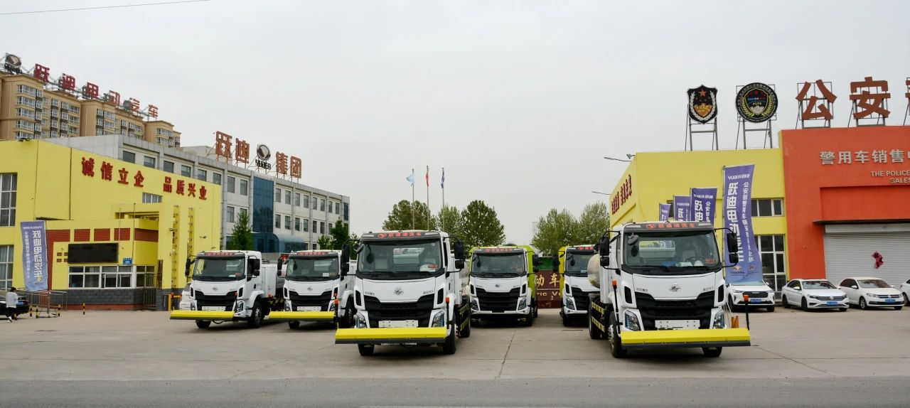 夏日降溫好幫手-躍迪集團新能源灑水車、新能源綠化噴灑車發(fā)車